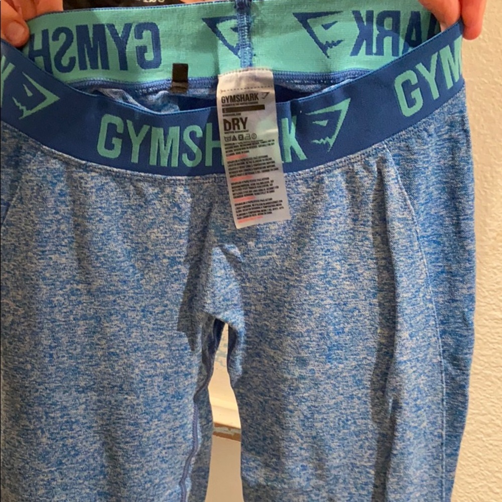 Gym shark leggings
